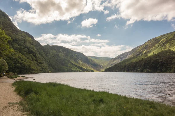 Glendalough 'daki Yukarı Göl, Wicklow, İrlanda.