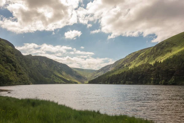 Glendalough 'daki Yukarı Göl, Wicklow, İrlanda.