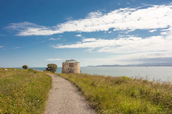 Kızıl Kaya 'daki Martello Kulesi, İrlanda' nın Dublin yakınlarındaki Howth Head Yarımadası 'ndaki Sutton mavi gökyüzü ile bir yaz günü. Bray Head ve County Wicklow Dublin Körfezi 'nin karşısından görülebilir..