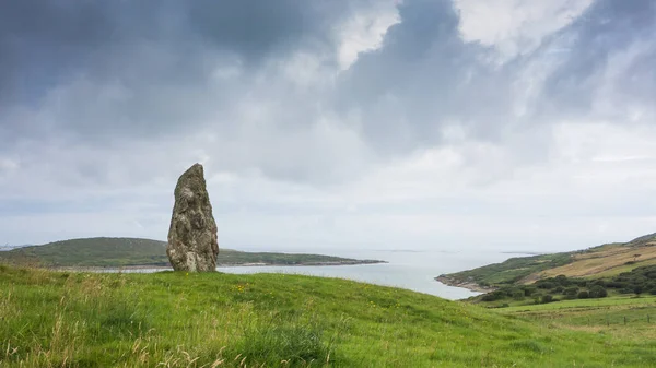 İrlanda 'nın batısındaki Clifden Şatosu, Connemara County Galway' in topraklarında duran bir taş. Clifden Körfezi 'nin ağzı arka planda görülebilir..