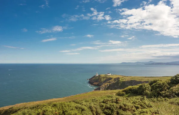 Dublin, İrlanda yakınlarındaki Howth Head yarımadasından Dublin Körfezi manzarası. Bailey Deniz Feneri orta sahada ve Bray Head arka planda..