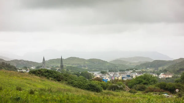 Clifden, Connemara, Galway, İrlanda 'da gri sisli bir gün.