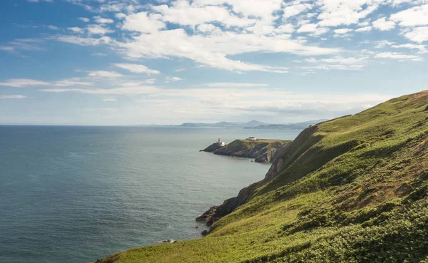 Dublin, İrlanda yakınlarındaki Howth Head yarımadasından Dublin Körfezi manzarası. Bailey Deniz Feneri orta sahada ve Bray Head arka planda..