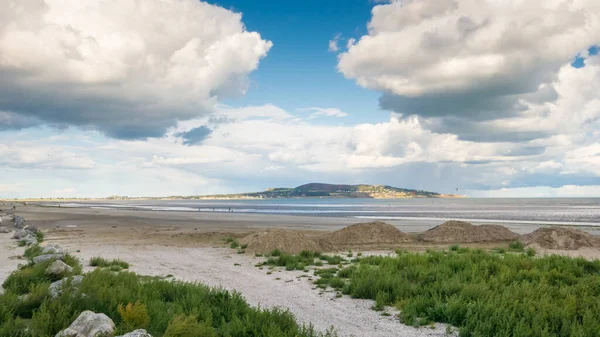 Dolly Mount Strand, Dublin, İrlanda manzarası. Peninsula 'nın uzaklardan nasıl görülebileceği.