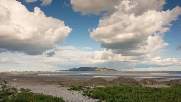Dolly Mount Strand, Dublin, İrlanda manzarası. Peninsula 'nın uzaklardan nasıl görülebileceği.