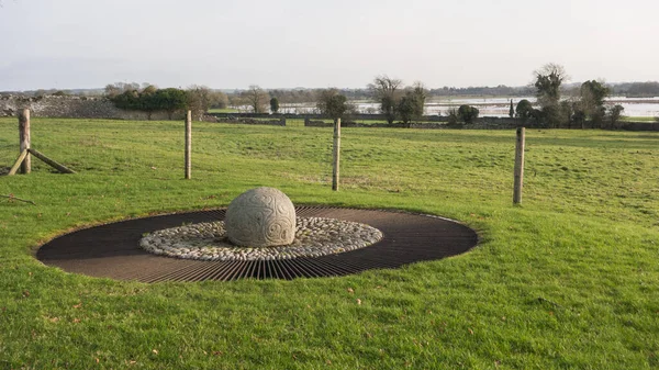 Castlestrange, Co. Roscommon, İrlanda 'daki Castlestrange Taşı, M.Ö. 300 ile 100 yılları arasında Demir Çağı' ndan kalma La Tne tarzında akan spirallerle süslenmiş granit bir kaya parçasıdır..