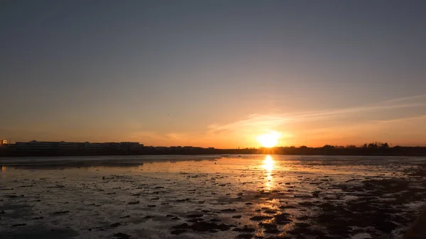 Clontarf sahilinde gün batımı, Dublin 'in kuzey tarafında, İrlanda.