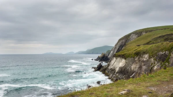 从爱尔兰西克里县丁格尔半岛的邓京的Slea Head俯瞰 从远处可以看到布拉斯基特群岛 — 图库照片