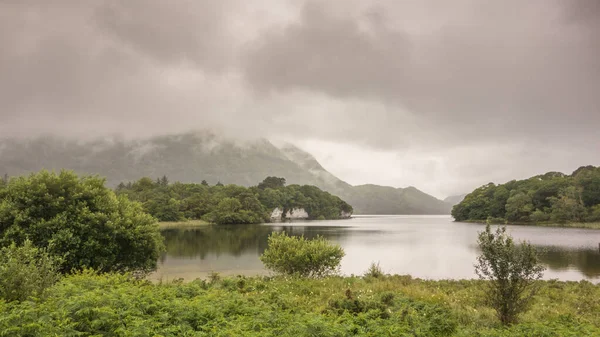 Muckross Gölü, diğer bir deyişle Torc Gri sisli bir günde Killarney Ulusal Parkı, Kerry County, İrlanda.