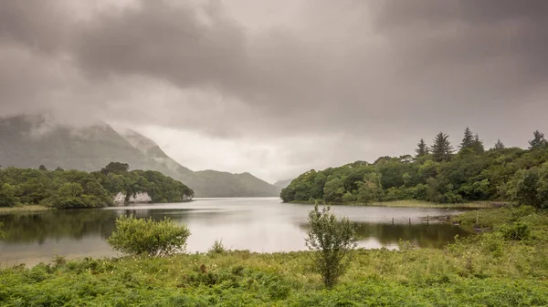 Muckross Gölü, diğer bir deyişle Torc Gri sisli bir günde Killarney Ulusal Parkı, Kerry County, İrlanda.