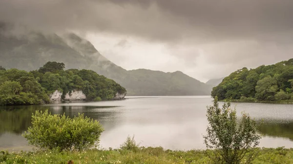Muckross Gölü, diğer bir deyişle Torc Gri sisli bir günde Killarney Ulusal Parkı, Kerry County, İrlanda.