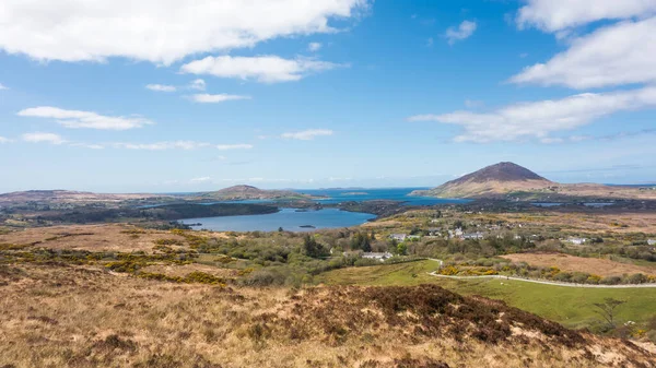 Connemara Ulusal Parkı 'ndaki Diamond Hill' den Tully Dağı ve Atlantik Okyanusu 'na doğru bakın..