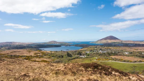 Connemara Ulusal Parkı 'ndaki Diamond Hill' den Tully Dağı ve Atlantik Okyanusu 'na doğru bakın..