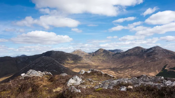Connemara Ulusal Parkı 'ndaki Diamond Hill' den Oniki Bens dağ sırasının görüntüsü, Galway İlçesi, İrlanda.
