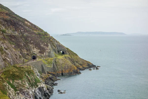 Bray, County Wicklow, İrlanda yakınlarındaki uçurumlarda demiryolu hattı ve tüneller..