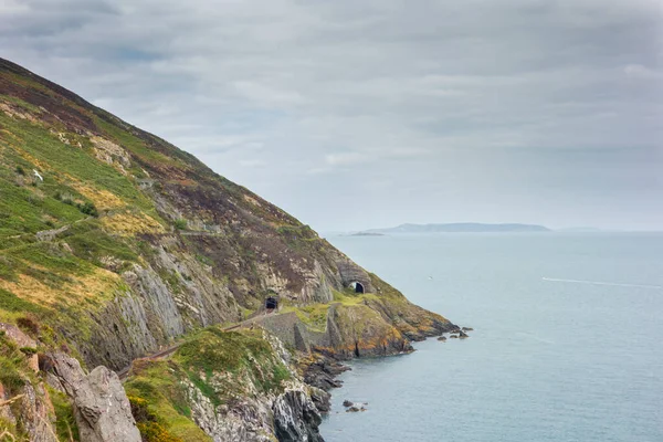 Bray, County Wicklow, İrlanda yakınlarındaki uçurumlarda demiryolu hattı ve tüneller..