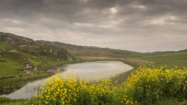 Loch Teampaill Lago Church Isla Inishbofin Condado Galway Irlanda Imagen de stock