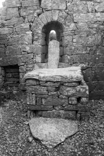 Foto Blanco Negro Del Altar Iglesia Saint Gobnait Inisheer Más Fotos de stock