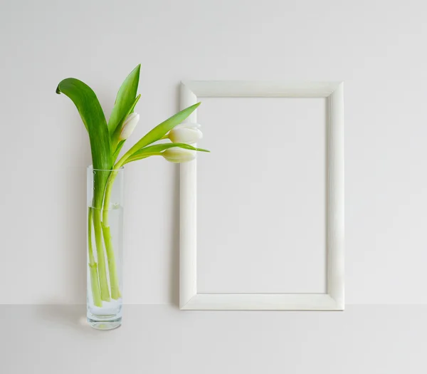 Frame van Mock Up met tulpen — Stockfoto