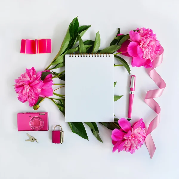 专辑和粉红色的花朵 — 图库照片