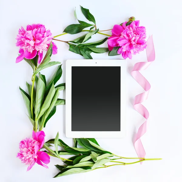Tablet and pink flowers — Stock Photo, Image