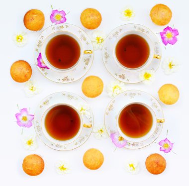 Fincan kek ve güller