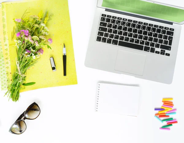 Sommerarbeitsplatz zu Hause oder im Büro — Stockfoto