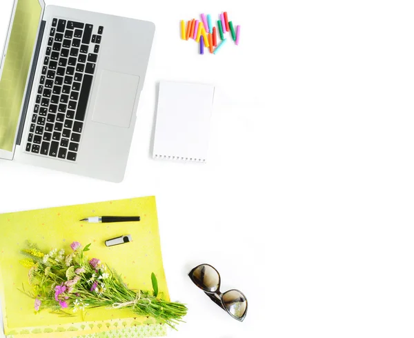 Sommerarbeitsplatz zu Hause oder im Büro — Stockfoto