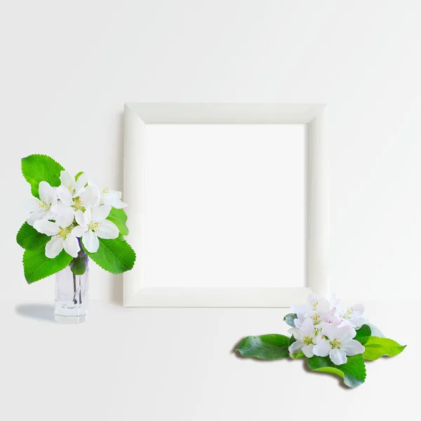 Fehér keret és virágok — Stock Fotó