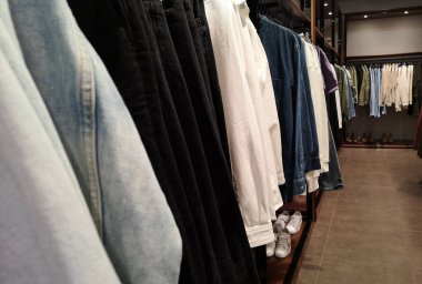 Sıra sıra giysiler sonbahar ve kış moda koleksiyonu