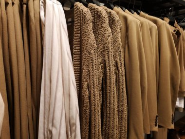 Sıra sıra giysiler moda bej koleksiyonu
