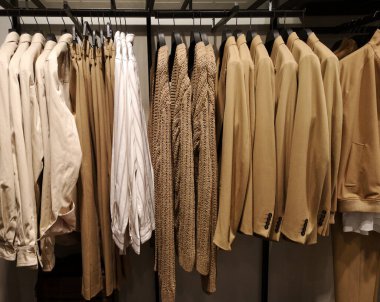 Sıra sıra giysiler moda bej koleksiyonu