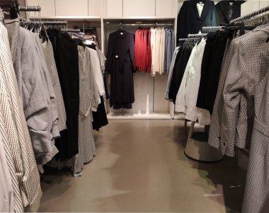 Sıra sıra giysiler bahar, sonbahar ve kış kadın moda koleksiyonu