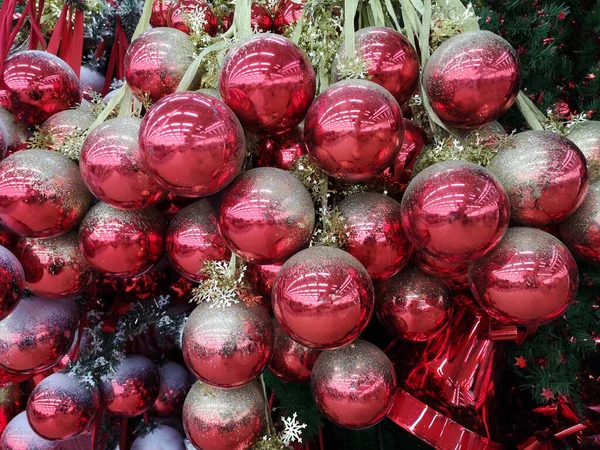 Balles rouges pour sapin de Noël. Gros plan fond de vacances — Photo