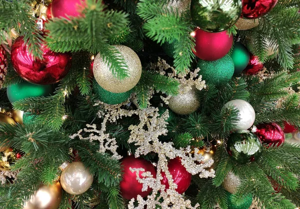 Árbol de Navidad con bolas macro invierno vacaciones fondo — Foto de Stock