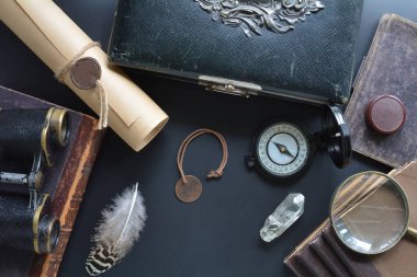 Gezgin ögeleriyle birlikte masadaki retrosyon bileşimi