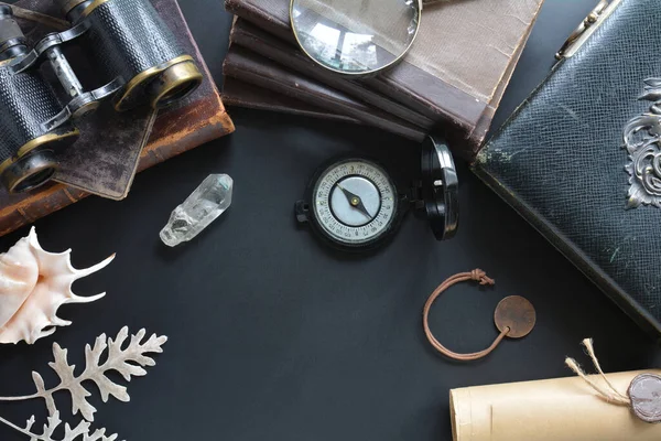 Retro compositie op bureau met traveler items — Stockfoto