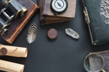 Gezgin ögeleriyle birlikte masadaki retrosyon bileşimi