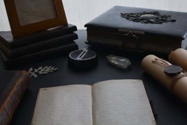 Gezgin ögeleriyle birlikte masadaki retrosyon bileşimi