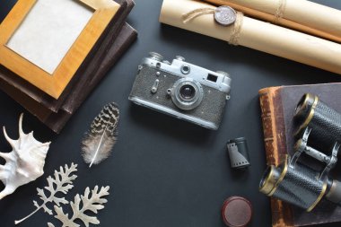 Gezgin ögeleriyle birlikte masadaki retrosyon bileşimi