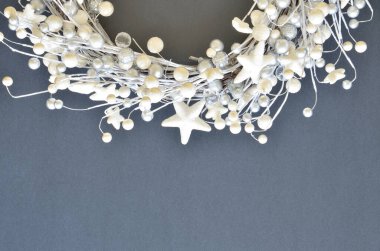 Kış tatili bembeyaz çelenklerle bezenmiş. Noel süslemeleri, şenlikli arka plan.