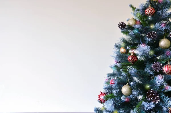 Árbol Navidad Falso Con Bolas Rojas Doradas Fondo Vacaciones Invierno — Foto de Stock