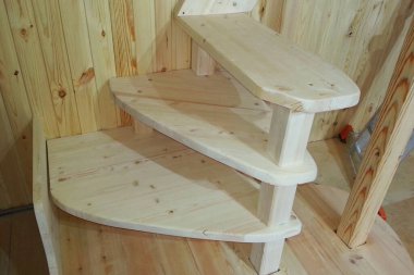 Yapım aşamasında hafif ahşap merdivenler. Açık ahşap iç kısımda yenileme işlemi.