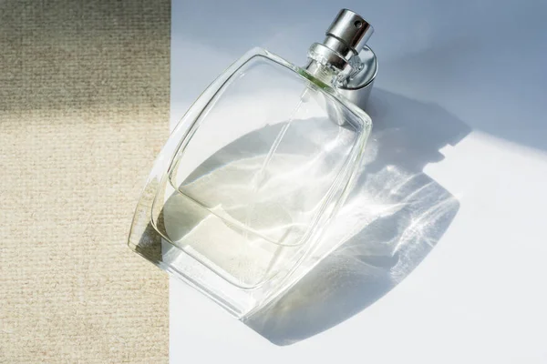 Transparent Bottle Parfume Lay Light Background Ray Sunlight Shining Trough — Stock Photo, Image