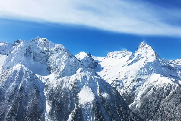 Χιονισμένες Κορυφές Ψηλών Βουνών Και Γαλάζιου Ουρανού Σύννεφα Ακραίες Περιπέτειες — Φωτογραφία Αρχείου