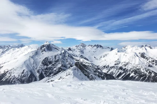 Picos Nevados Altas Montañas Caucásicas Cielo Azul Con Nubes Sobre — Foto de Stock