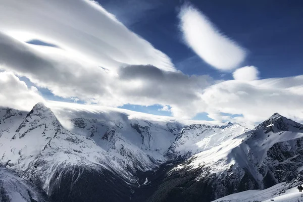 Altos Picos Nevados Montañas Caucásicas Paisajes Nubes Blancas Sobre Ella — Foto de Stock