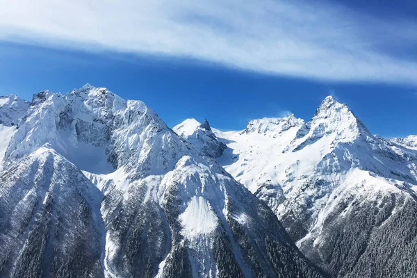 Altos Picos Nevados Montañas Caucásicas Cielo Azul Con Nubes Sobre — Foto de Stock