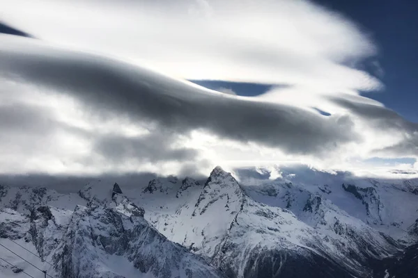 Εντυπωσιακά Σύννεφα Πάνω Από Χιονισμένες Κορυφές Ψηλών Βουνών Θεαματική Θέα — Φωτογραφία Αρχείου