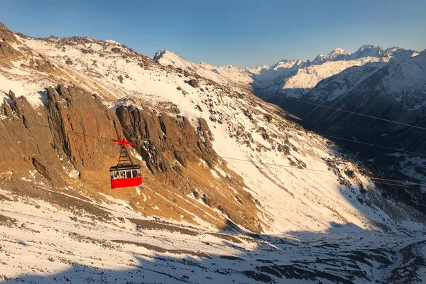 Vagón Rojo Del Viejo Teleférico Del Péndulo Invierno Las Montañas — Foto de Stock